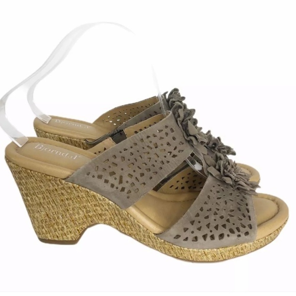 Bjorndal Sz 8 tan/khaki suede 3 1/2” wedge heels